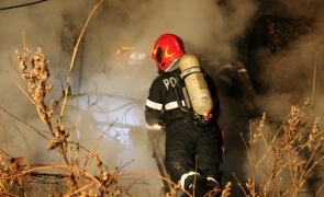Incendiu mortal în Bosnia: un migrant a murit și altul a fost rănit, într-o casă abandonată în care trăiau