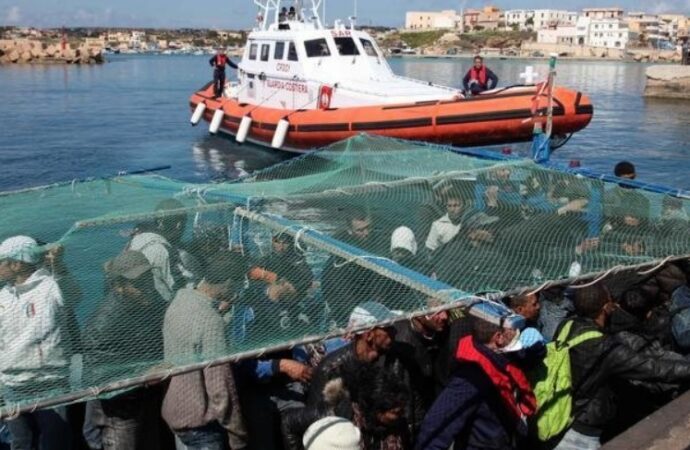 Un deputat italian mulţumeşte României pentru că s-a oferit să preia o parte din migranţii ajunşi în Catania