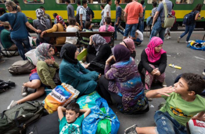 Italia: Sute de migranţi muncitori sezonieri au fost evacuaţi din locuinţele lor improvizate