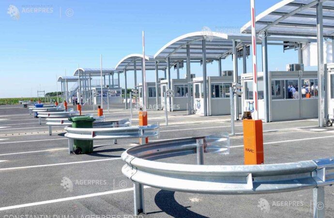 Zece migranţi irakieni, descoperiţi într-un microbuz la PTF Nădlac II