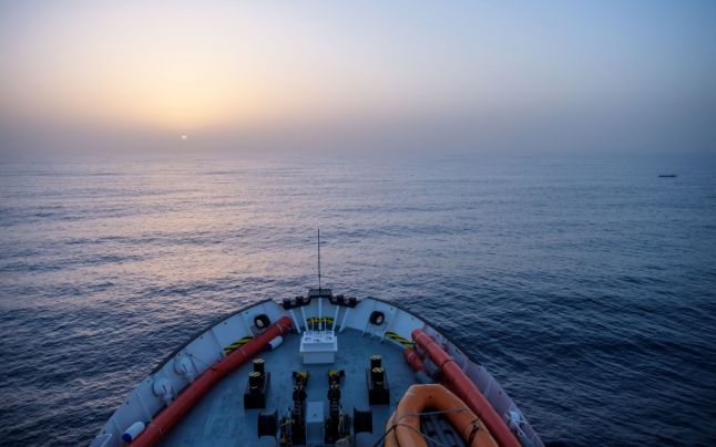 Un grup de migranţi a deturnat nava care i-a salvat din mare. Salvini: „Sunt piraţi. Vor vedea Italia doar din binoclu“