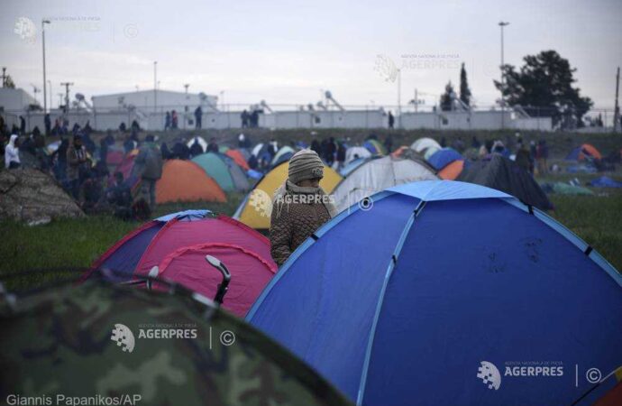 Grecia: Migranţii continuă se se adune lângă Salonic, în speranţa că vor putea trece frontiera
