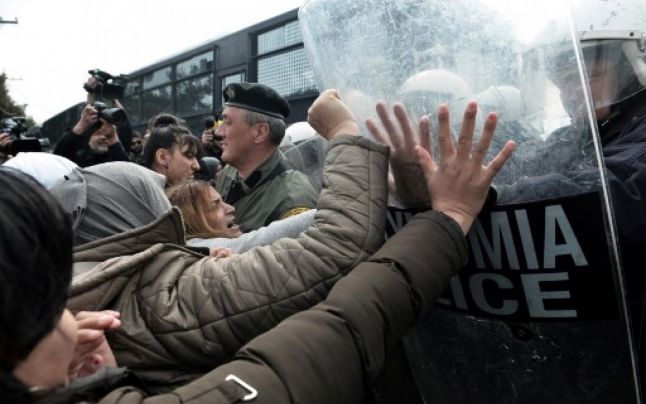 Ciocniri între forţele de ordine şi migranţi, din cauza unei ştiri false răspândite pe reţelele de socializare