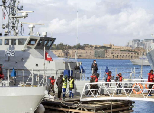 Cel puţin 70 de migranţi au murit după ce ambarcaţiunea lor s-a scufundat în Mediterana