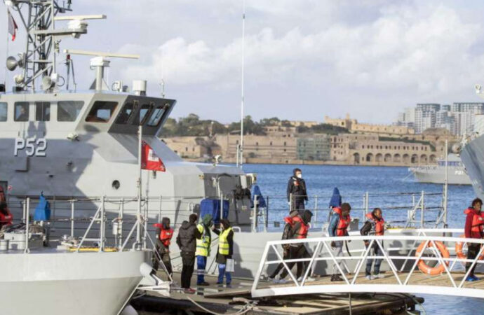 Cel puţin 70 de migranţi au murit după ce ambarcaţiunea lor s-a scufundat în Mediterana