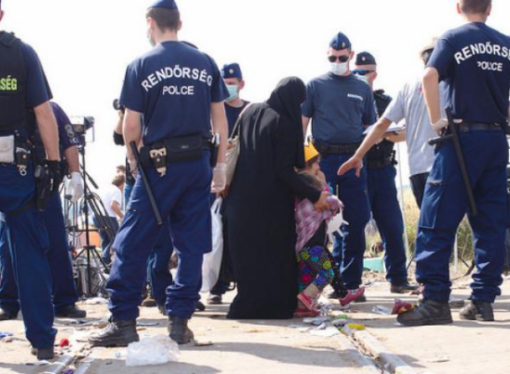 Bătrâne, pompieri şi preoţi, printre sutele de europeni arestaţi pentru că au ajutat migranţi