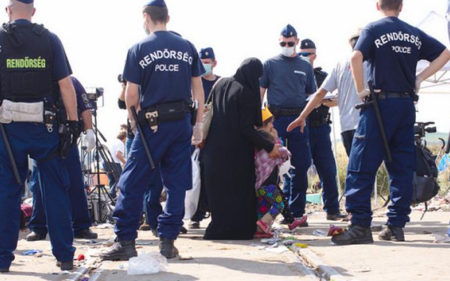 Bătrâne, pompieri şi preoţi, printre sutele de europeni arestaţi pentru că au ajutat migranţi