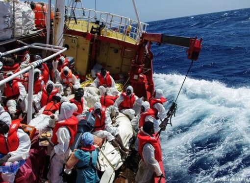 O nouă dispută la orizont pe tema migranţilor, după ce o altă navă germană a salvat 65 de oameni în largul Libiei