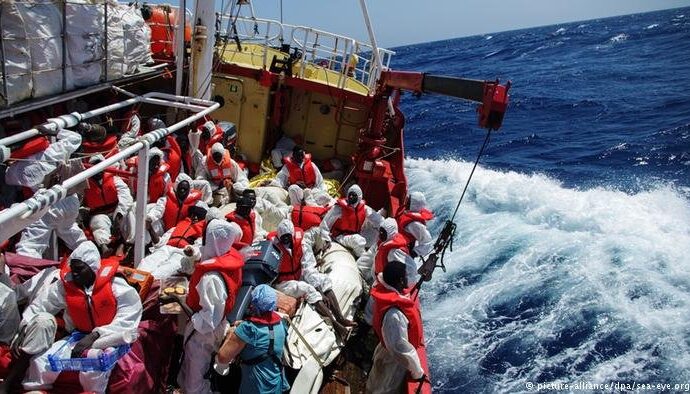 O nouă dispută la orizont pe tema migranţilor, după ce o altă navă germană a salvat 65 de oameni în largul Libiei