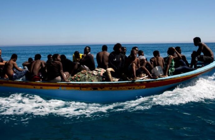 Barcă plină de migranți, dintre care jumătate copii, depistată de polițiști la Porțile de Fier