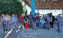 Arad: 18 migranţi de origine afroasiatică, descoperiți pe un câmp la graniţa cu Ungaria