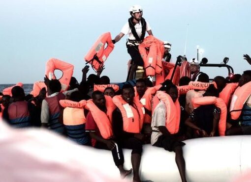 Cel puţin 80 de migranţi, morţi în urma scufundării unei ambarcaţiuni în largul Tunisiei