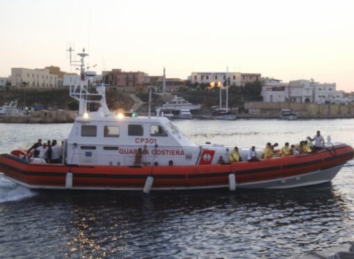 O nouă navă cu migranţi a ajuns în portul italian Lampedusa, în ciuda interdicţiei guvernului