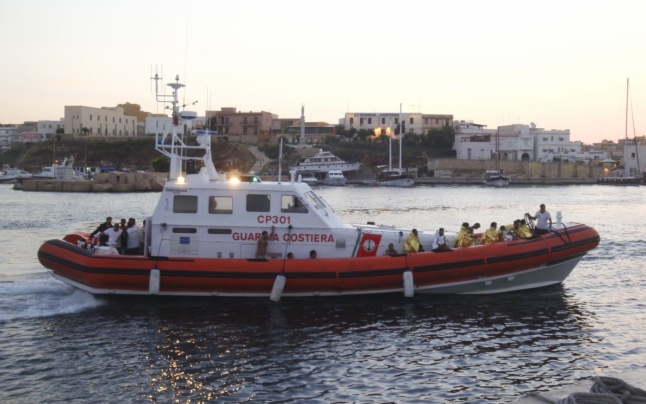 O nouă navă cu migranţi a ajuns în portul italian Lampedusa, în ciuda interdicţiei guvernului