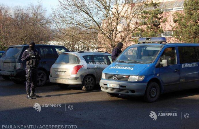 Percheziţii în Craiova la o grupare care trafica migranţi în Mexic şi SUA