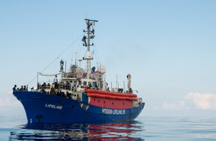 Navă a unui ONG german salvează încă o sută de migranţi pe Mediterana