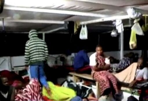 Open Arms: Nava militară spaniolă care se îndreaptă spre Lampedusa va prelua 15 migranţi