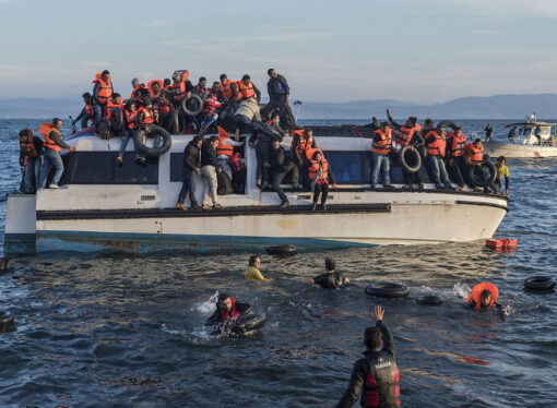 Coliziune între o ambarcaţiune de migranţi şi gărzile de coastă elene