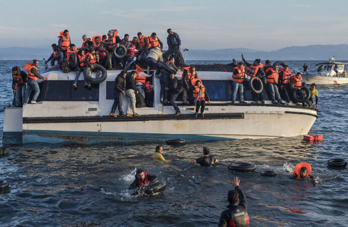 Coliziune între o ambarcaţiune de migranţi şi gărzile de coastă elene