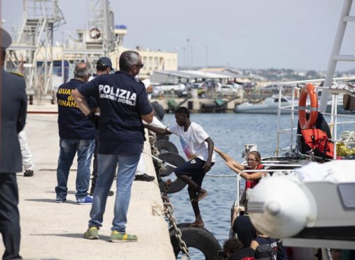 Italia. Zece nave cu migranţi ale ONG-urilor așteaptă OK-ul de la noul guvern