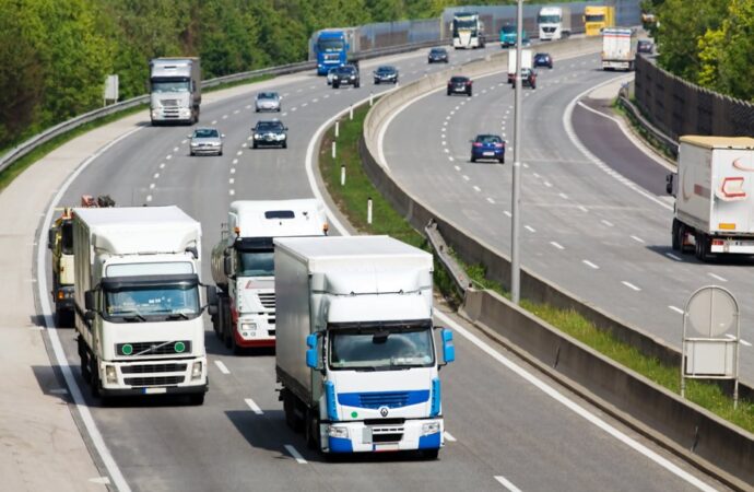 Poliţia din Belgia a descoperit 12 migranţi în interiorul unui camion frigorific