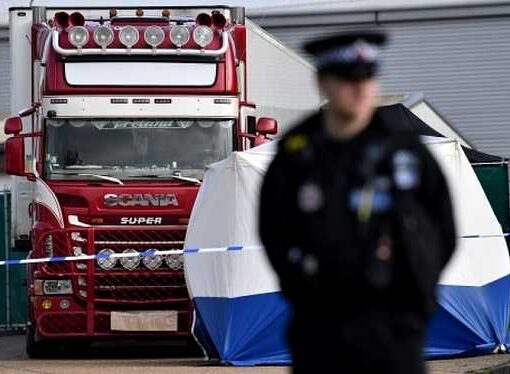 Camion suspect, oprit în Marea Britanie. Nouă imigranți, găsiți în viață