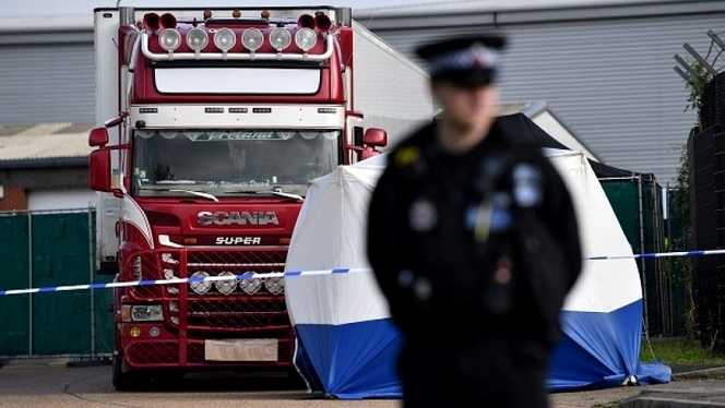 Camion suspect, oprit în Marea Britanie. Nouă imigranți, găsiți în viață
