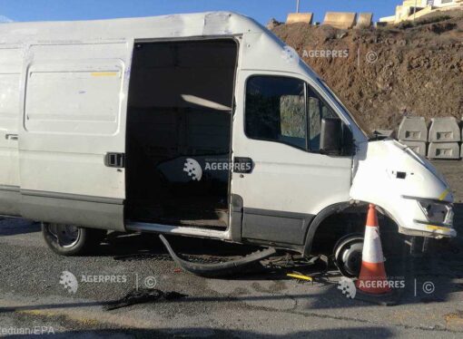 O camionetă a intrat în plină viteză în enclava spaniolă Ceuta cu 50 de migranţi la bord