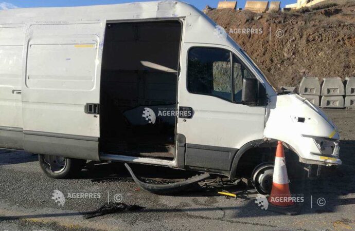O camionetă a intrat în plină viteză în enclava spaniolă Ceuta cu 50 de migranţi la bord