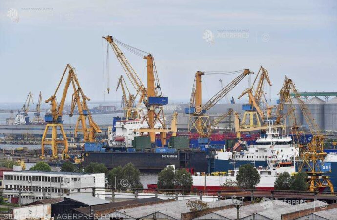 Constanţa: Migranţi clandestini algerieni intoxicaţi cu fum în portul maritim, după ce au provocat un incendiu la bordul navei
