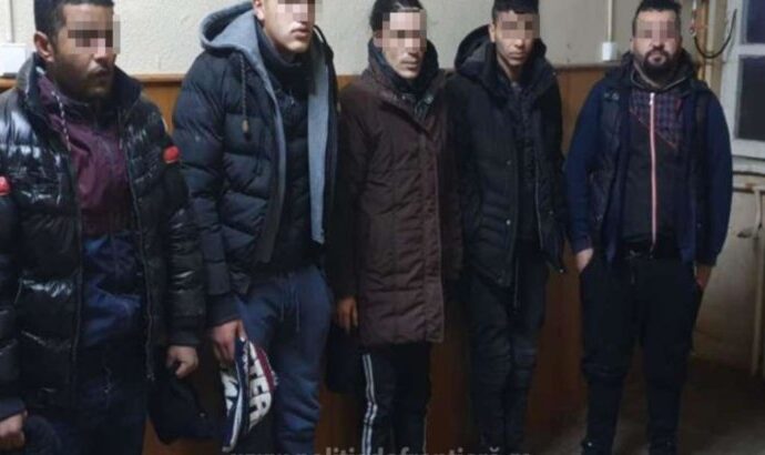 12 migranți din Irak, Siria și India, descoperiți de către polițiștii de frontieră din Arad în timp ce încercau să treacă ilegal frontiera cu Ungaria