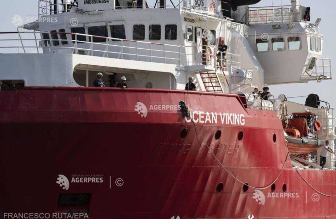Italia a acceptat să primească nava umanitară Ocean Viking, cu 113 migranți salvați din apele mării