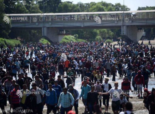 Sute de migranţi din America Centrală ce încercau să pătrundă în Mexic, respinşi cu gaze lacrimogene