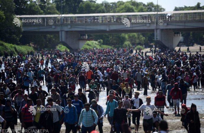 Sute de migranţi din America Centrală ce încercau să pătrundă în Mexic, respinşi cu gaze lacrimogene