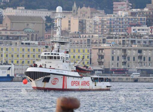 Open Arms, cu 363 de migranţi salvaţi în cinci operaţiuni, caută un port unde să-i debarce rapid