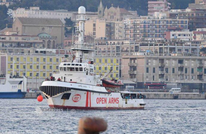 Open Arms, cu 363 de migranţi salvaţi în cinci operaţiuni, caută un port unde să-i debarce rapid