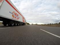 Un şofer a anunţat echipajul de poliţie de pe autostradă că are migranți în remorcă