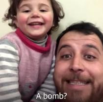 Fetiţa care a învăţat să râdă la auzul bombardamentelor a fugit din Siria în Turcia cu familia