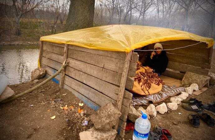 Viața de zi cu zi a migranților blocați la frontiera Turciei cu Grecia