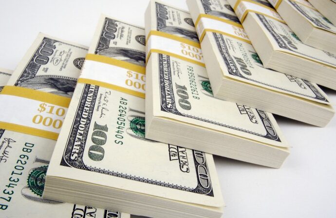 Banca Mondială: Migranții vor trimite anul acesta acasă cu 142 de miliarde de dolari mai puțin