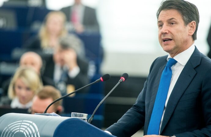 Tensiuni în cadrul coaliției guvernamentale de la Roma din cauza planului de a se oferi permise de muncă imigranților ilegali