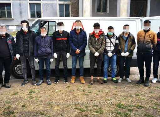 Doi români cercetați pentru trafic de migranți