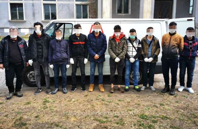 Doi români cercetați pentru trafic de migranți