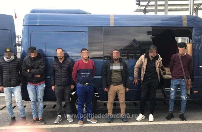 DIICOT: Patru români şi un tunisian, reţinuţi pentru constituire a unui grup infracţional organizat şi trafic de migranţi
