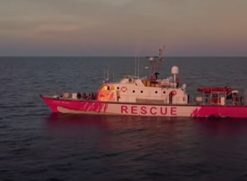 O navă de salvare a artistului Bansky e blocată pe mare cu peste 200 de refugiaţi la bord. Autorităţile din Malta şi Italia nu au răspuns apelului de ajutor