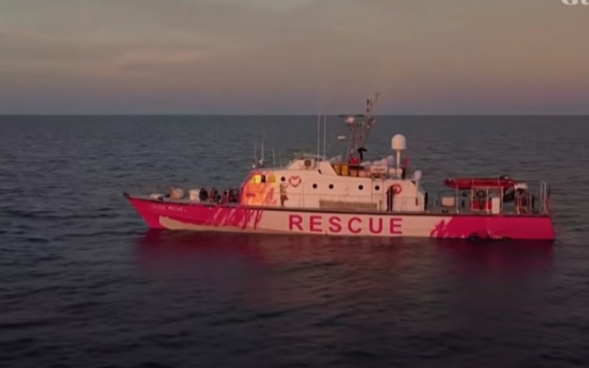 O navă de salvare a artistului Bansky e blocată pe mare cu peste 200 de refugiaţi la bord. Autorităţile din Malta şi Italia nu au răspuns apelului de ajutor