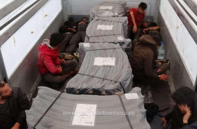 Arad: 20 de migranti din Siria, Irak si Algeria, depistati la frontiera cand incercau sa treaca ilegal in Ungaria