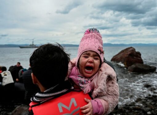 Zeci de migranți salvați în largul insulei grecești