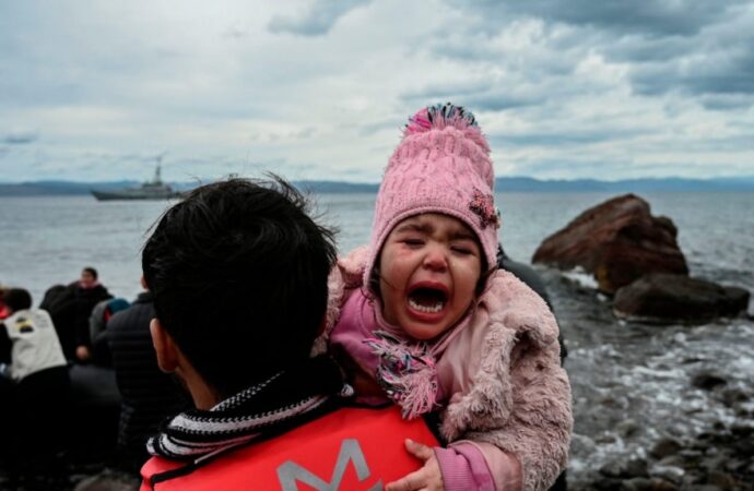 Zeci de migranți salvați în largul insulei grecești