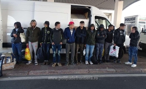 148 de migranţi descoperiți în două camioane în Skopje: un șofer a fugit de la fața locului